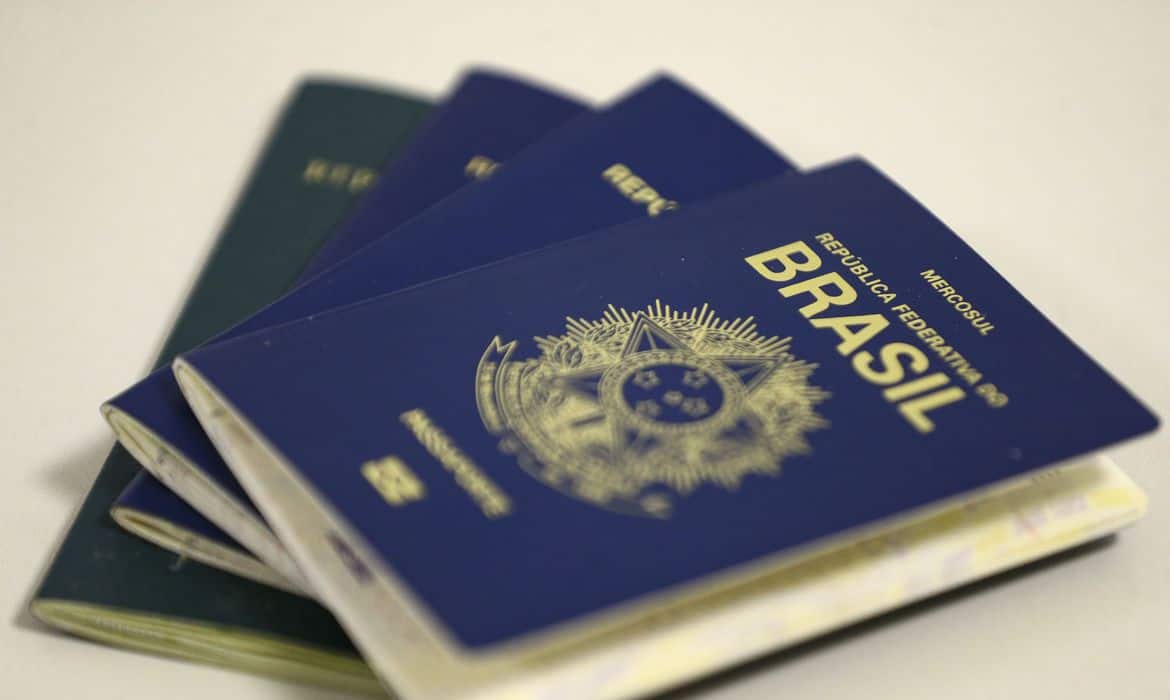 Trabalho sem fronteiras: o passaporte de internacionalização da Revelo -  NeoFeed