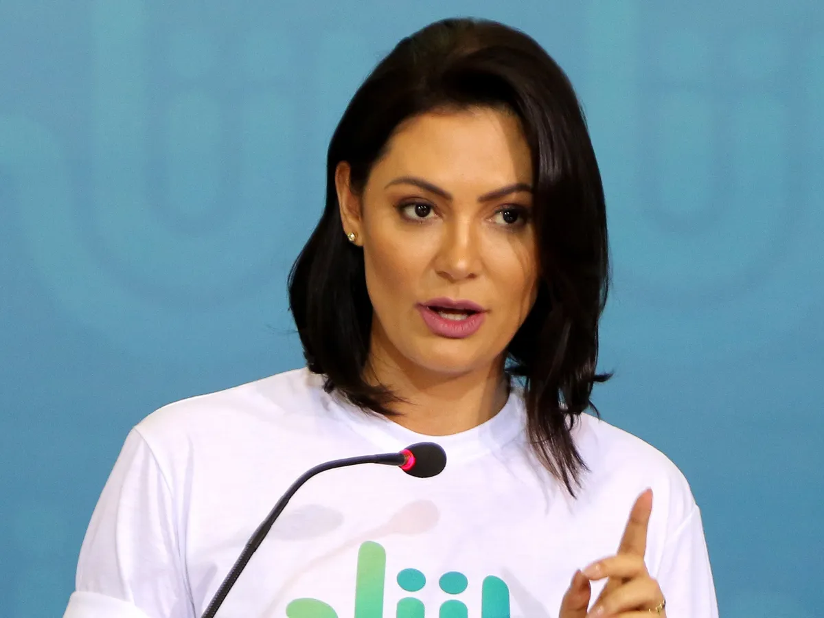 Michelle Bolsonaro diz que filha foi xingada por culpa de jornalista