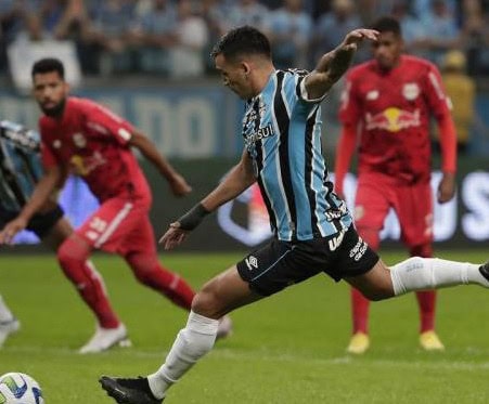 Em jogo de duas viradas, Grêmio e Bragantino empatam no Brasileirão