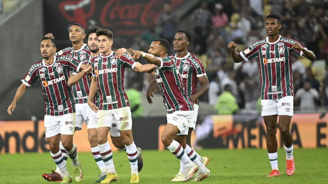 Com um a menos, Fluminense bate Bahia de virada no Maracanã