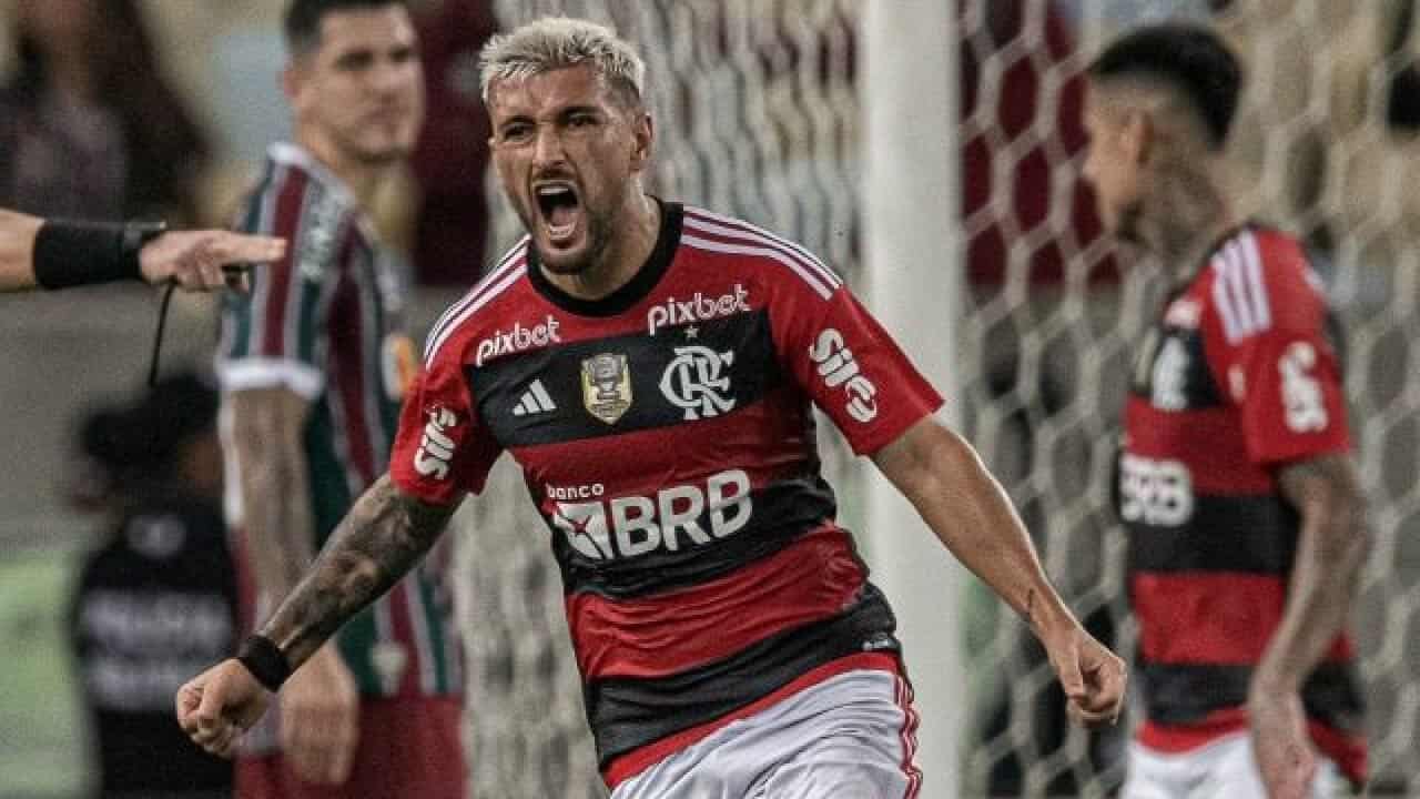 Mesmo com um a menos, Fluminense segura empate com o Flamengo