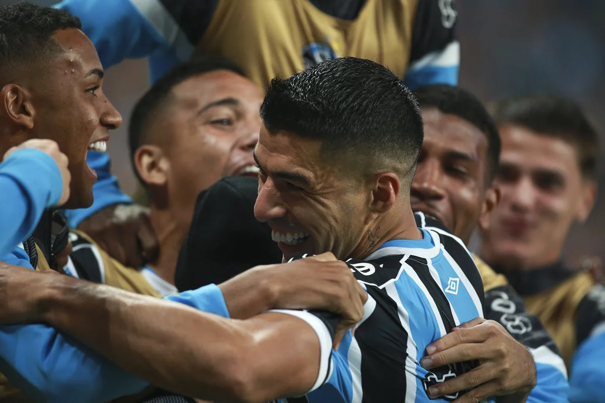 Em jogo de duas viradas, Grêmio e Bragantino empatam no Brasileirão