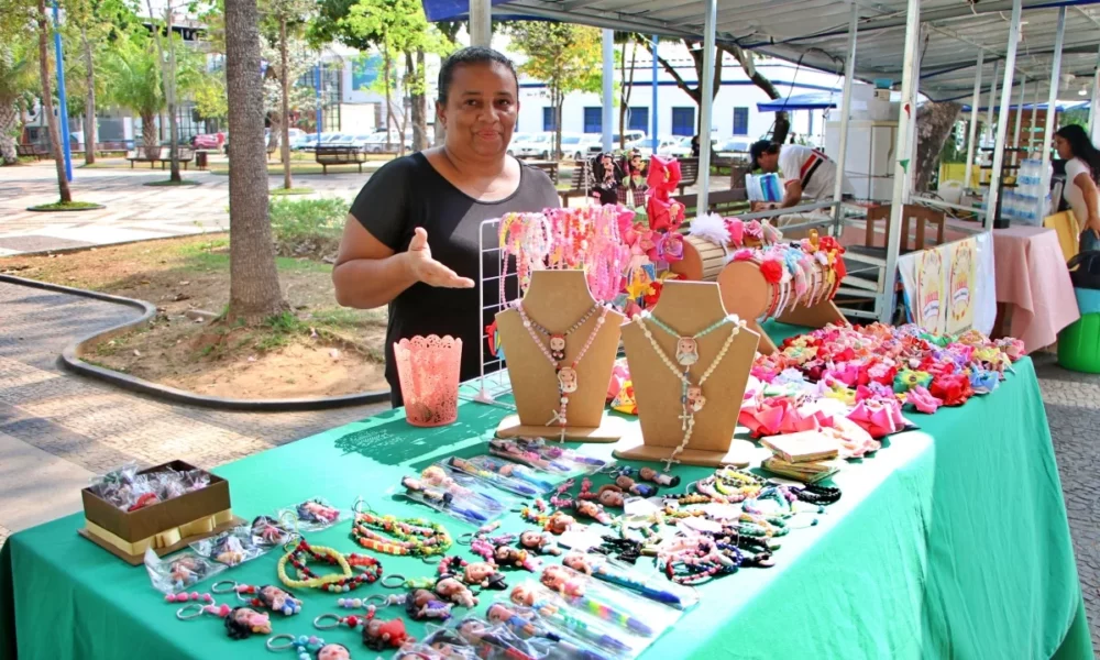 Foto: venda de artesanato na Praça da Revolução - Whidy Melo/ac24horas