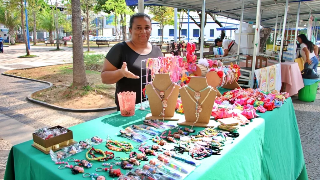 Foto: venda de artesanato na Praça da Revolução - Whidy Melo/ac24horas