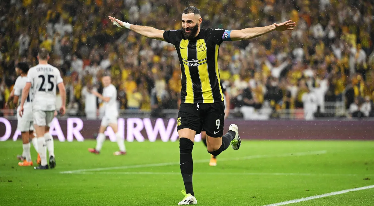 Al-Ittihad, time de Benzema, se retira de campo e jogo é cancelado