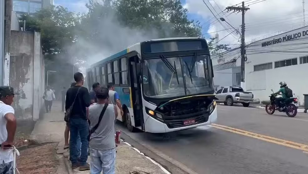Veículo estava a caminho do Terminal Urbano da capital quando passageiros perceberam fumaça — Foto: Reprodução/Rede Amazônica Acre