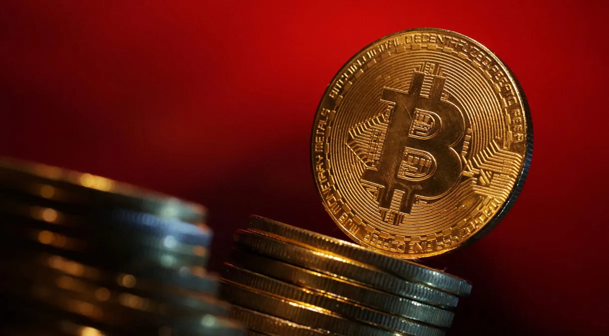 Entre sobe e desce, bitcoin ultrapassa nova máxima histórica acima de US$ 70 mil