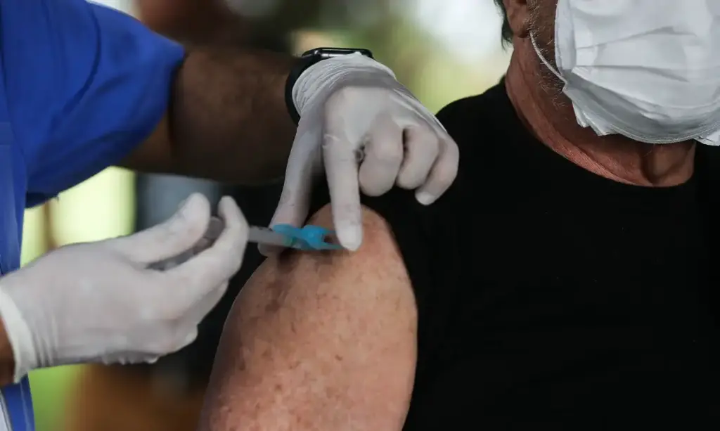 movimentacao de idosos no posto da 612 sul para vacinacao contra influenza2403209965