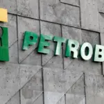 Ações da Petrobras ampliam alta e sobem mais de 2% após anúncio de dividendos