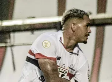 luciano celebra gol em vitoria x sao paulo partida do campeonato brasileiro 1714942512396 v2 360x480.jpg