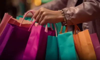 uma mulher carregando uma sacola de compras de uma boutique gerada por ia