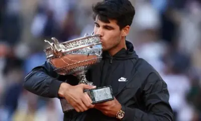 carlos alcaraz com o trofeu de roland garros em 2024 1717956182489 v2 900x506 e1717957441850