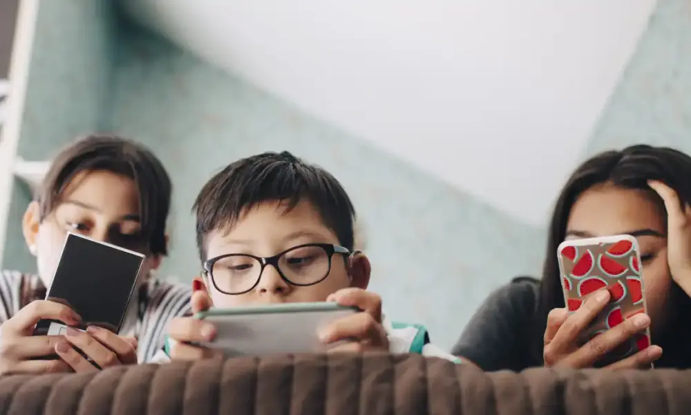 criancas uso celular tablet tecnologia (1)