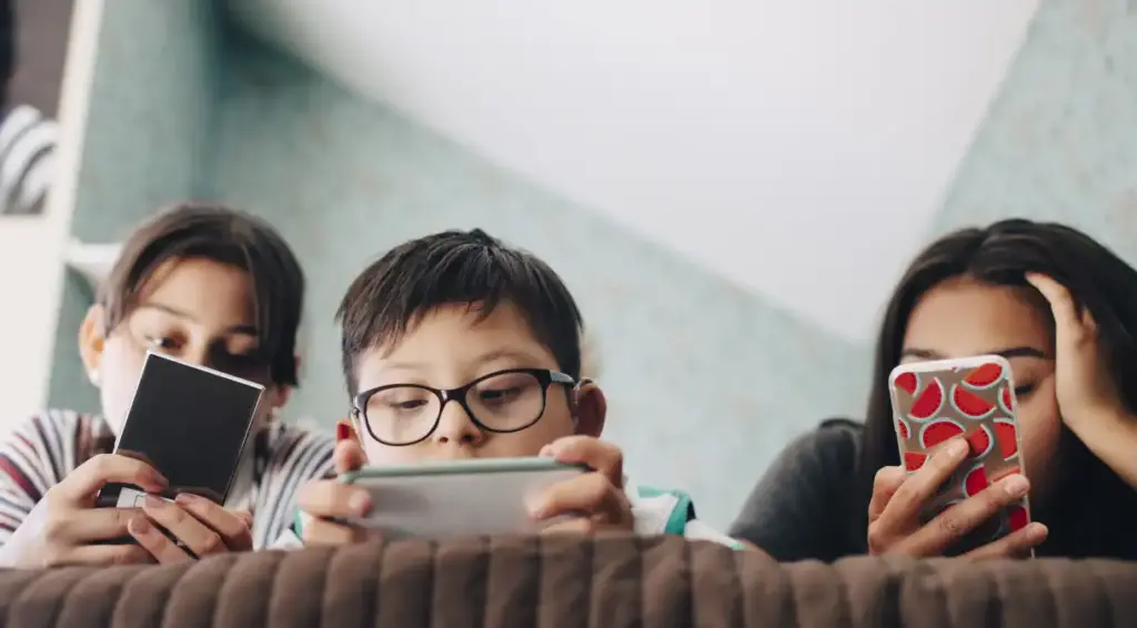 criancas uso celular tablet tecnologia (1)